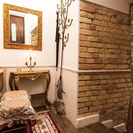 Fireplace, Cable Tv, Parking, Autonomous Heating, Historic Old Town, Top 30 Places To See In 20min Walk, Self Check-in, Local Advice, Fast Wifi, Safe Neighborhood, 2019 Newly Restored Building, Quiet-soundproof Walls, Local Tips, Queen Bed, Fully Equ Lejlighed *