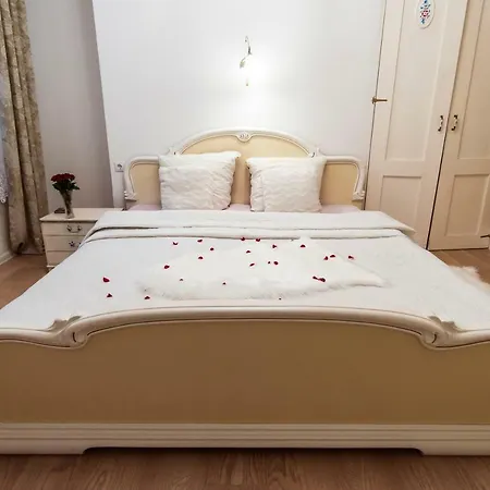 Lejlighed Fireplace, Cable Tv, Parking, Autonomous Heating, Historic Old Town, Top 30 Places To See In 20min Walk, Self Check-in, Local Advice, Fast Wifi, Safe Neighborhood, 2019 Newly Restored Building, Quiet-soundproof Walls, Local Tips, Queen Bed, Fully Equ