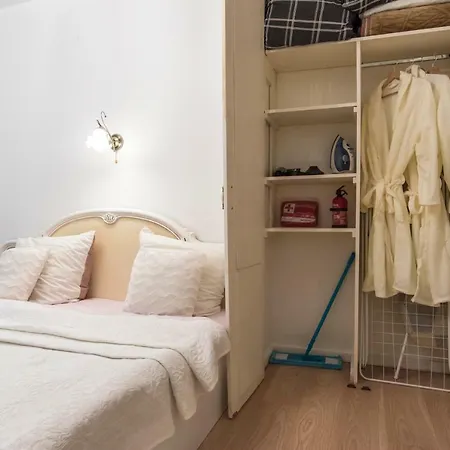 Fireplace, Cable Tv, Parking, Autonomous Heating, Historic Old Town, Top 30 Places To See In 20min Walk, Self Check-in, Local Advice, Fast Wifi, Safe Neighborhood, 2019 Newly Restored Building, Quiet-soundproof Walls, Local Tips, Queen Bed, Fully Equ Вільнюс