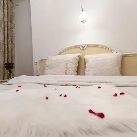 Апартаменти Fireplace, Cable Tv, Parking, Autonomous Heating, Historic Old Town, Top 30 Places To See In 20min Walk, Self Check-in, Local Advice, Fast Wifi, Safe Neighborhood, 2019 Newly Restored Building, Quiet-soundproof Walls, Local Tips, Queen Bed, Fully Equ *