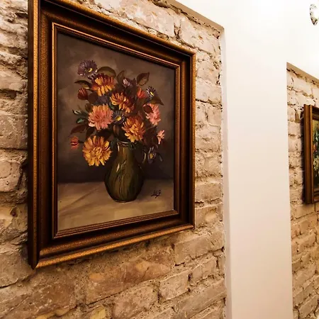 Apartment Fireplace, Cable Tv, Parking, Autonomous Heating, Historic Old Town, Top 30 Places To See In 20min Walk, Self Check-in, Local Advice, Fast Wifi, Safe Neighborhood, 2019 Newly Restored Building, Quiet-soundproof Walls, Local Tips, Queen Bed, Fully Equ Vilnius