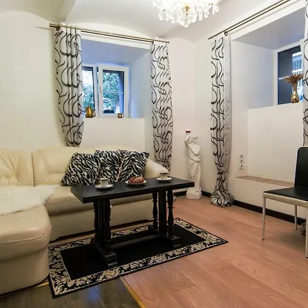Fireplace, Cable Tv, Parking, Autonomous Heating, Historic Old Town, Top 30 Places To See In 20min Walk, Self Check-in, Local Advice, Fast Wifi, Safe Neighborhood, 2019 Newly Restored Building, Quiet-soundproof Walls, Local Tips, Queen Bed, Fully Equ Apartment *