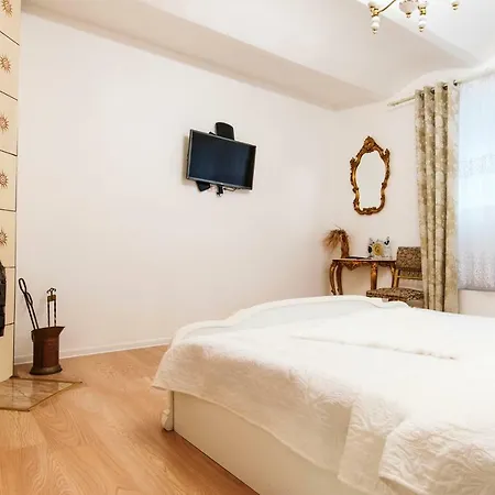 Appartement Fireplace, Cable Tv, Parking, Autonomous Heating, Historic Old Town, Top 30 Places To See In 20min Walk, Self Check-in, Local Advice, Fast Wifi, Safe Neighborhood, 2019 Newly Restored Building, Quiet-soundproof Walls, Local Tips, Queen Bed, Fully Equ *