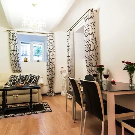 Fireplace, Cable Tv, Parking, Autonomous Heating, Historic Old Town, Top 30 Places To See In 20min Walk, Self Check-in, Local Advice, Fast Wifi, Safe Neighborhood, 2019 Newly Restored Building, Quiet-soundproof Walls, Local Tips, Queen Bed, Fully Equ Appartement