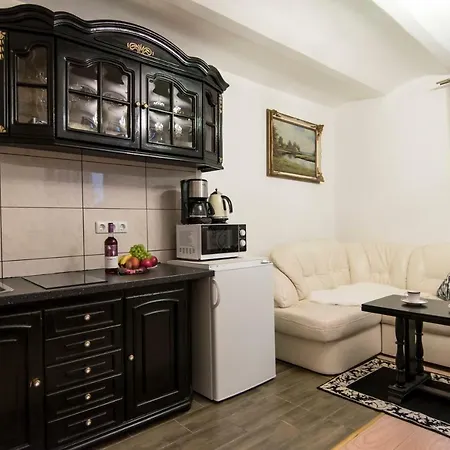 Appartement Fireplace, Cable Tv, Parking, Autonomous Heating, Historic Old Town, Top 30 Places To See In 20min Walk, Self Check-in, Local Advice, Fast Wifi, Safe Neighborhood, 2019 Newly Restored Building, Quiet-soundproof Walls, Local Tips, Queen Bed, Fully Equ